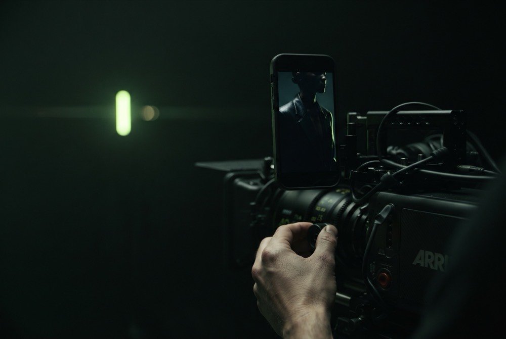 Monitor vertical montado en cámara de cine durante la grabación de un reel