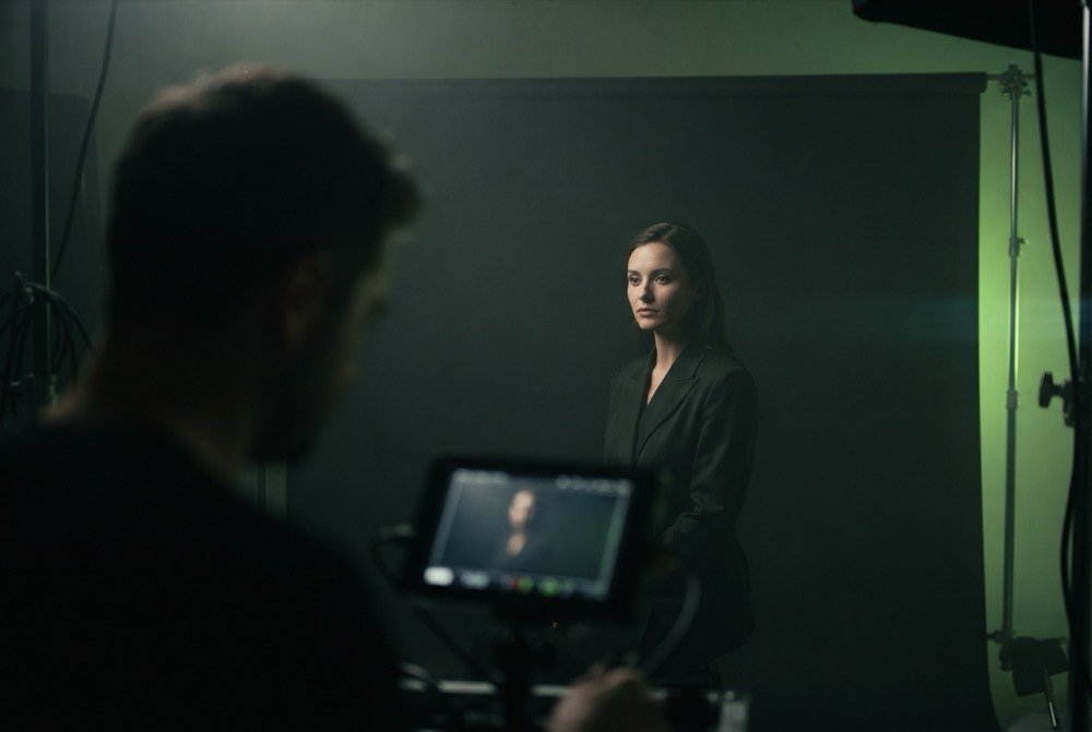Grabación de comercial en estudio con talento iluminado y director al monitor